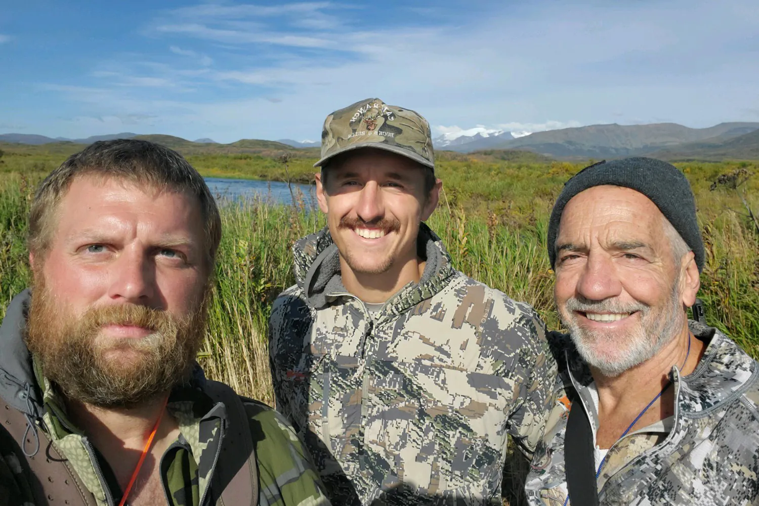 Trois copains dans la toundra en Alaska.