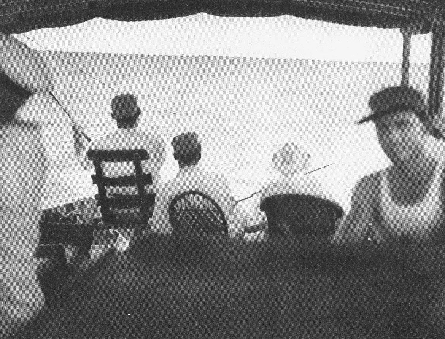 ancienne photographie de magazine d'Ernest Hemingway pêchant depuis l'arrière d'un bateau