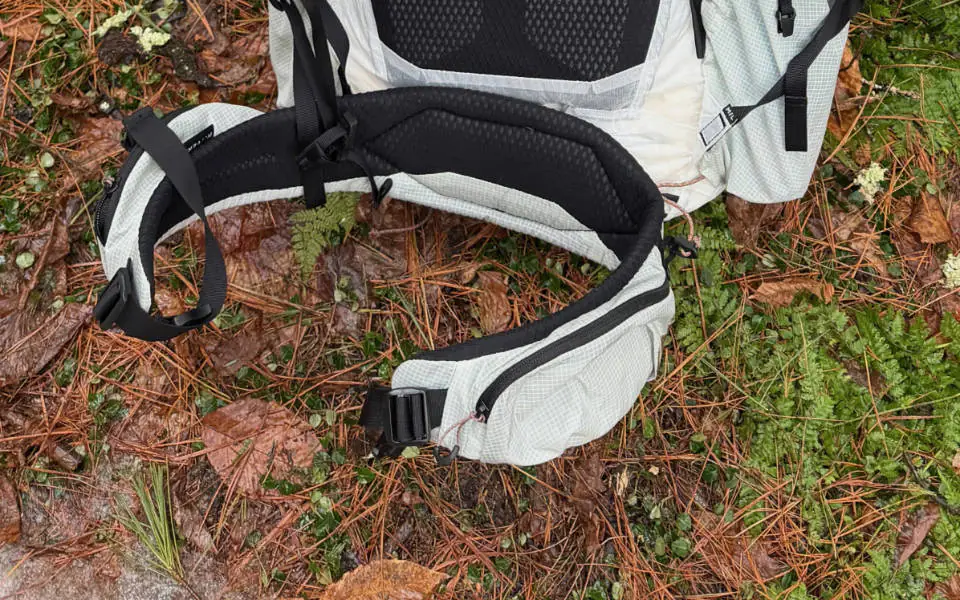 Les poches de la ceinture sont étonnamment petites mais idéales pour ranger des collations.