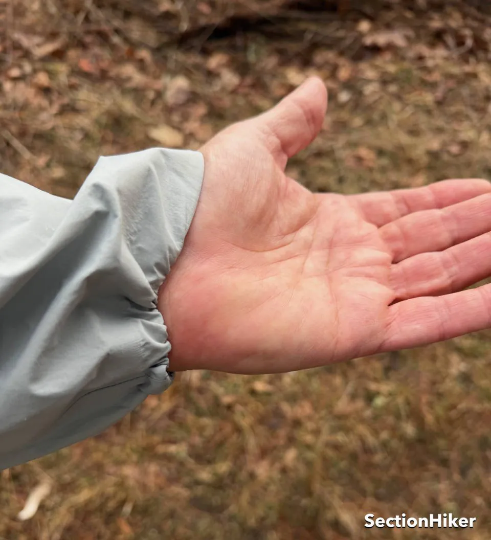La veste est dotée de poignets élastiqués qui empêchent les courants d'air froid de remonter dans les bras.