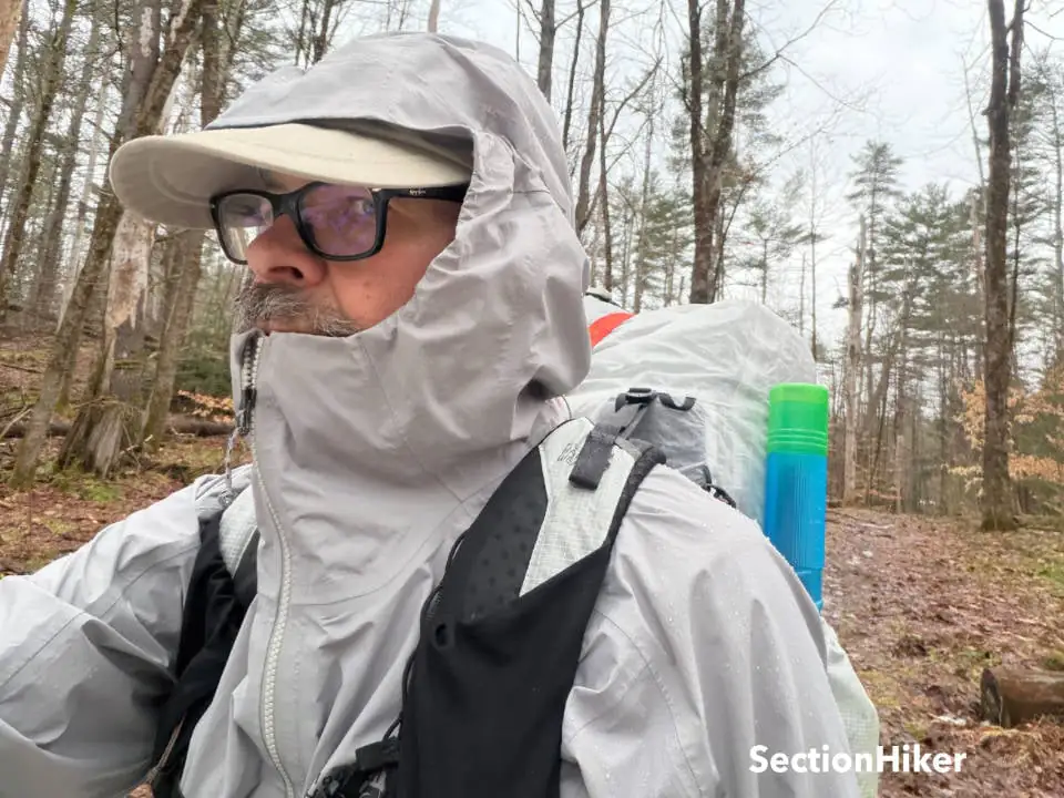 La capuche est compatible avec un casque mais facilement apprivoisée avec une casquette à bec.