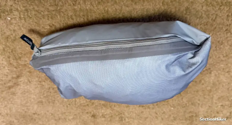 La veste se range dans une poche poitrine