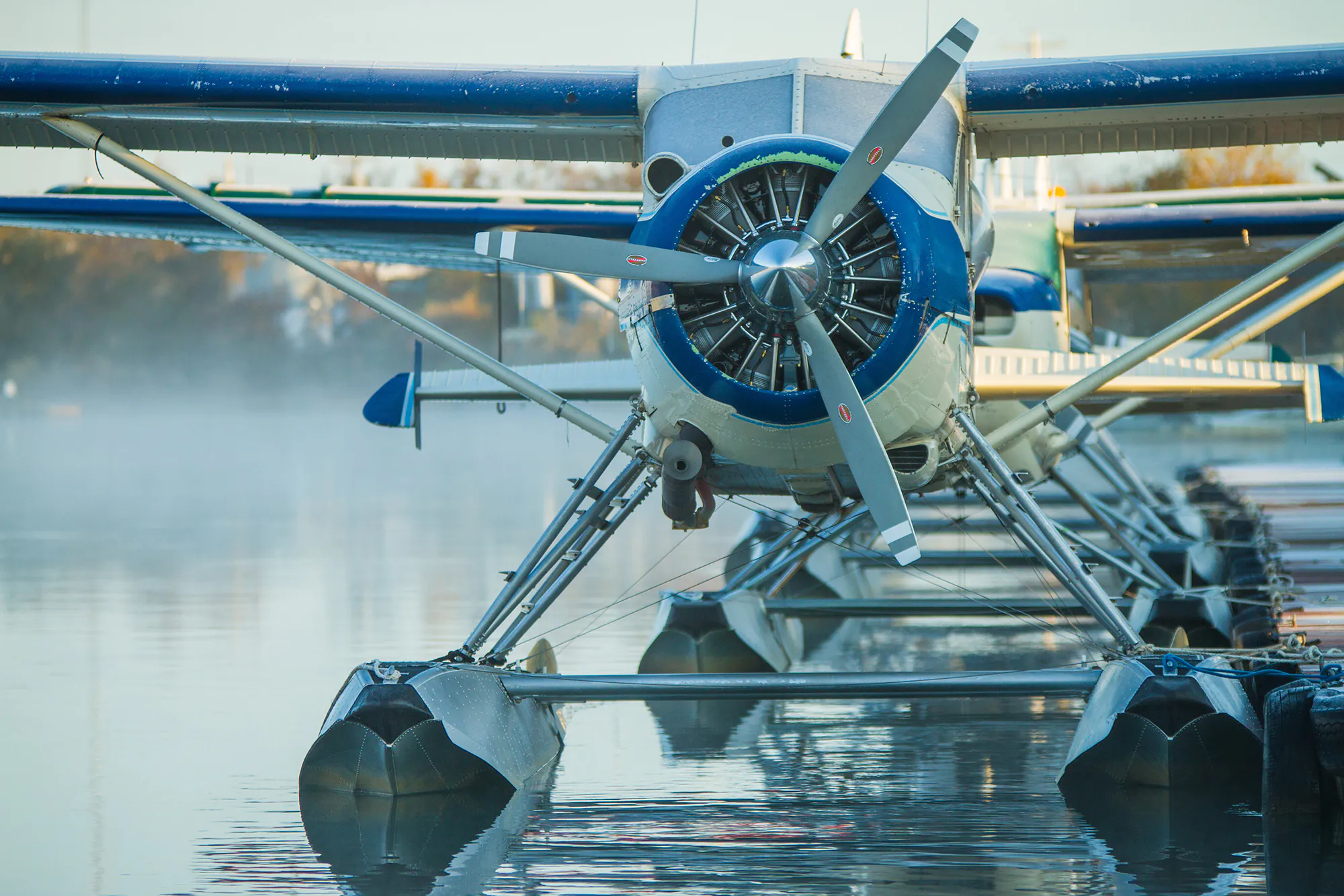 Un hydravion amarré dans un pavillon de pêche en Alaska.