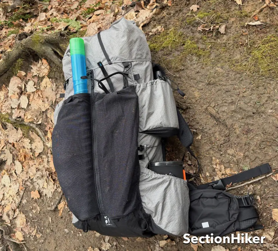 Le Carbon 60 possède une poche supérieure et une poche inférieure des deux côtés du sac.
