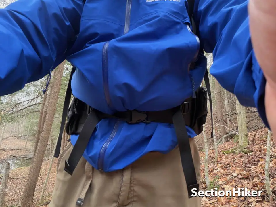 La ceinture est dotée de sangles à tirer vers l'avant pour un réglage facile