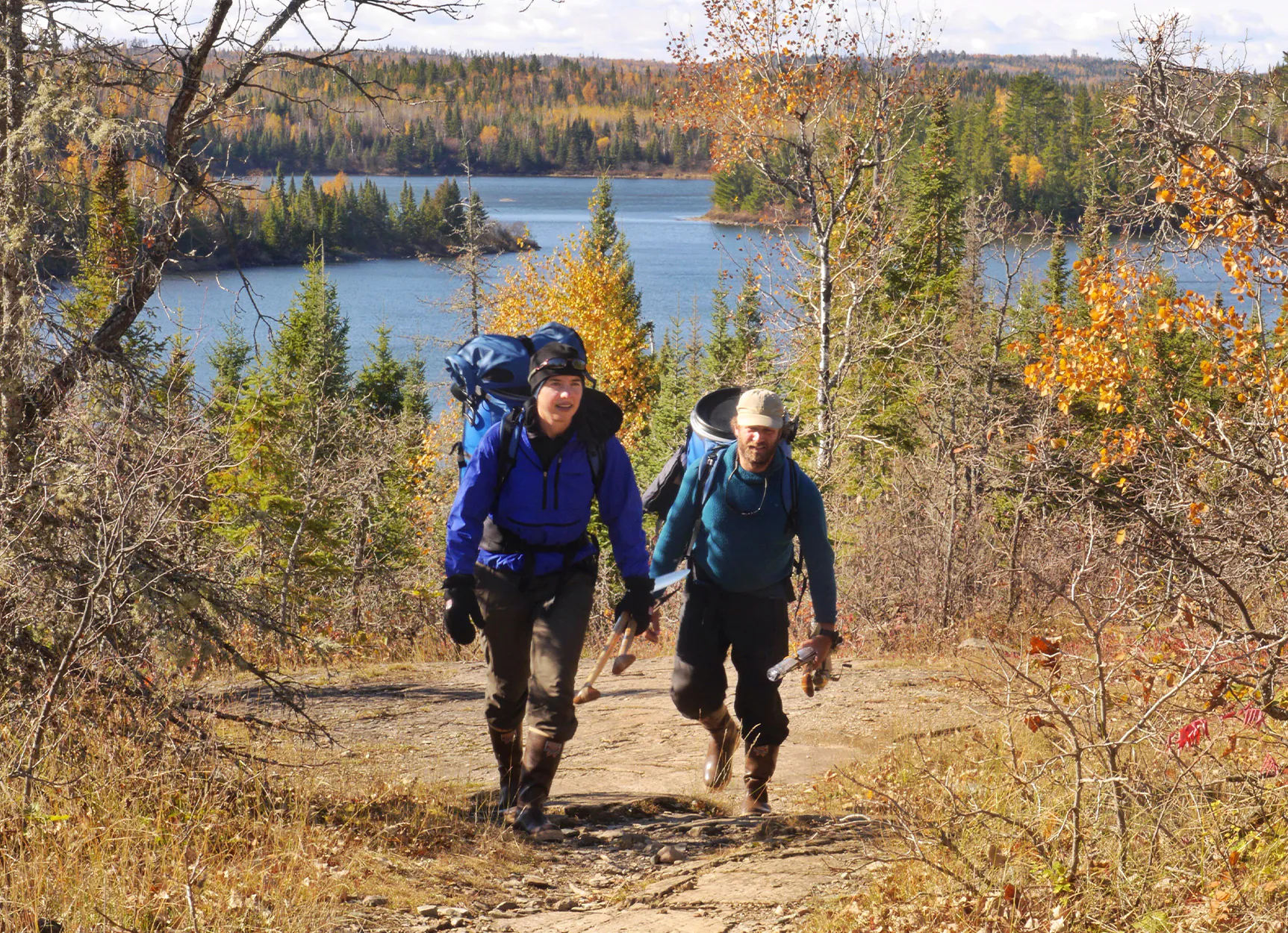 Deux explorateurs en portage dans les eaux limitrophes.