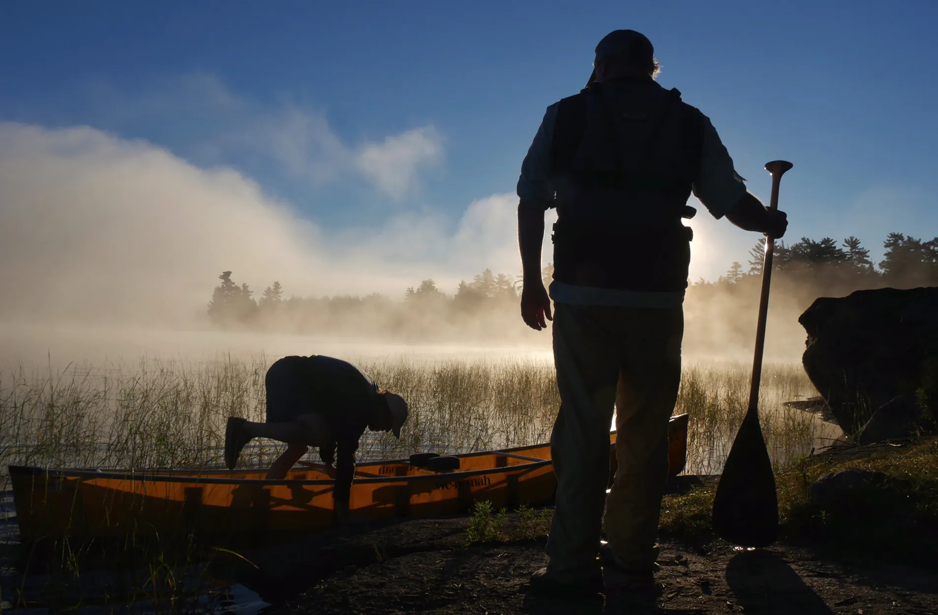 Deux explorateurs voyagent en canot dans les eaux limitrophes.