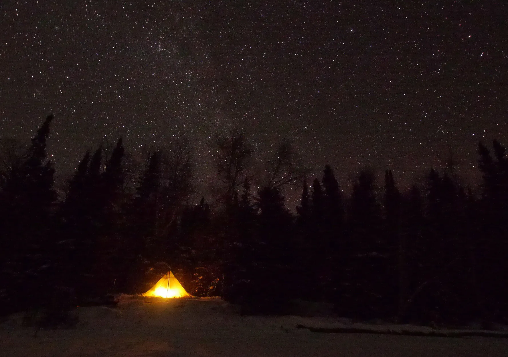 Camping sous un ciel étoilé dans les eaux limitrophes.