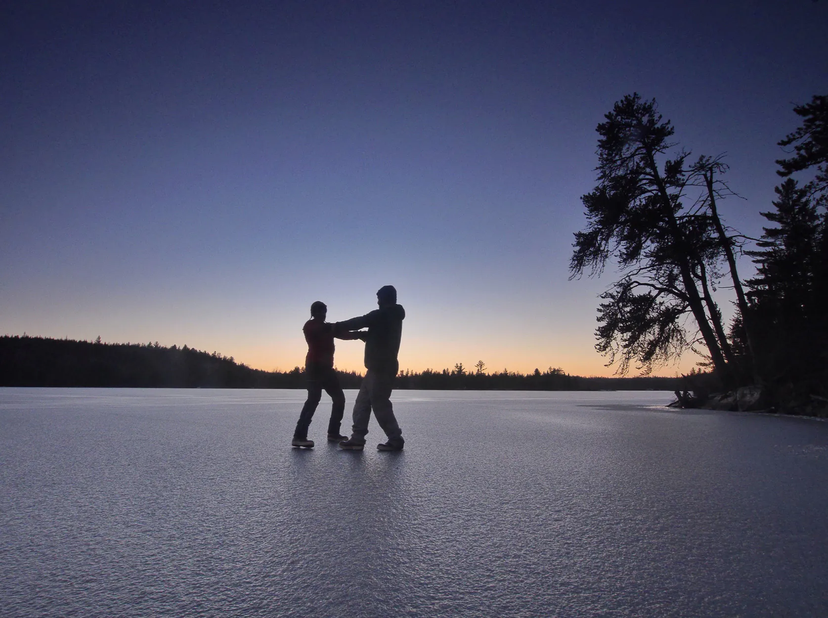 Un couple virevolte sur la glace dans les eaux limitrophes.