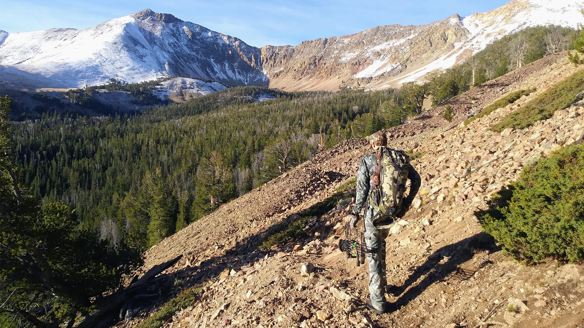 Un chasseur fait une randonnée dans une zone sans route du Montana.