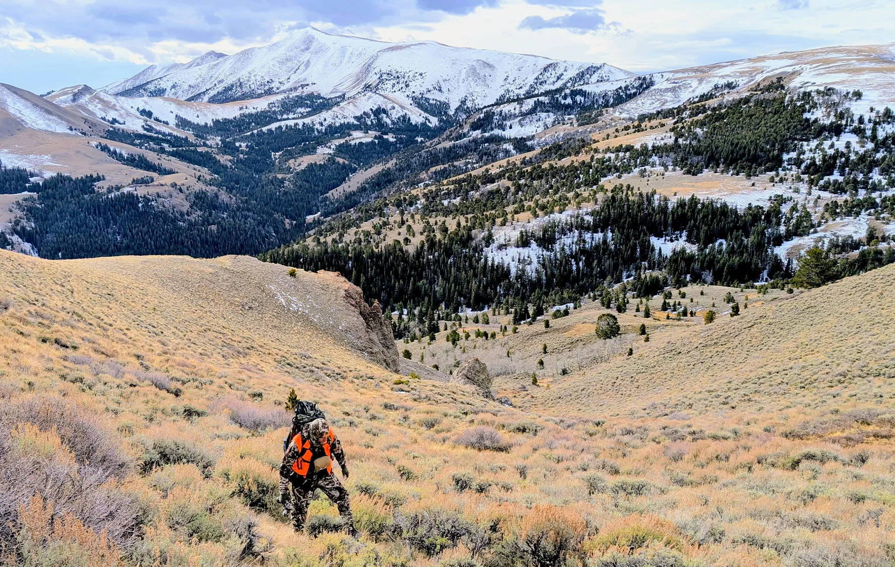 Un chasseur fait une randonnée sur des terres publiques du Montana.