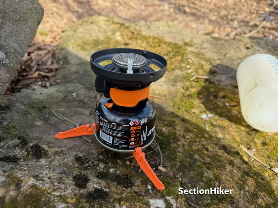 Le support de sécurité empêche le Jetboil, très lourd, de basculer.