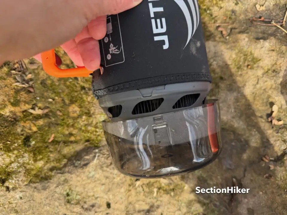L'ensemble anneau de flux au fond du pot est protégé par une tasse à mesurer en plastique