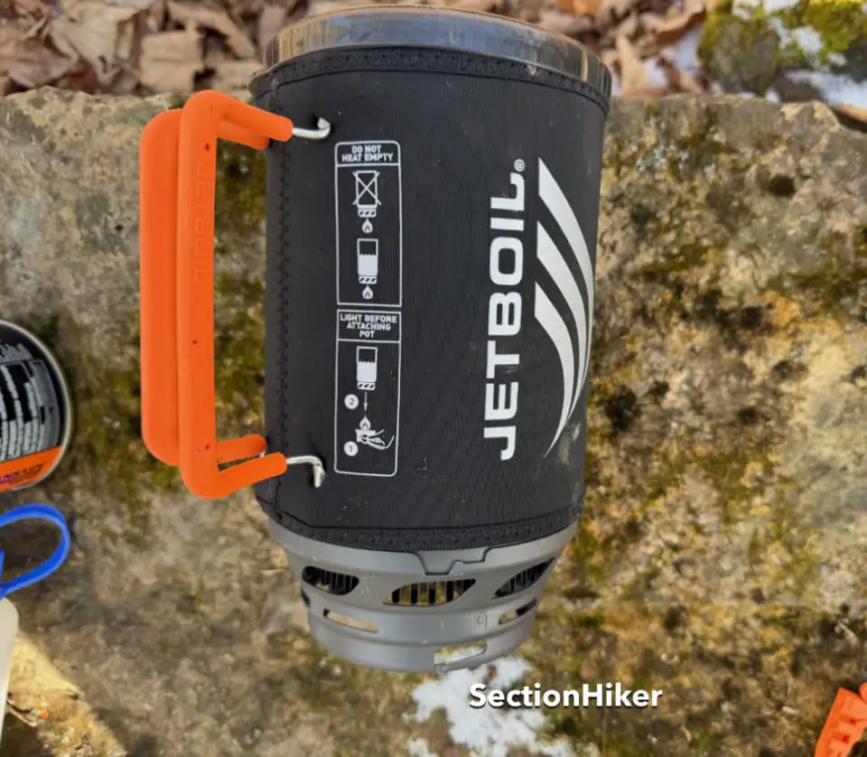 Le pot est doté de nouvelles poignées pliantes recouvertes de silicone, ce qui constitue une grande amélioration par rapport aux précédents pots Jetboil.