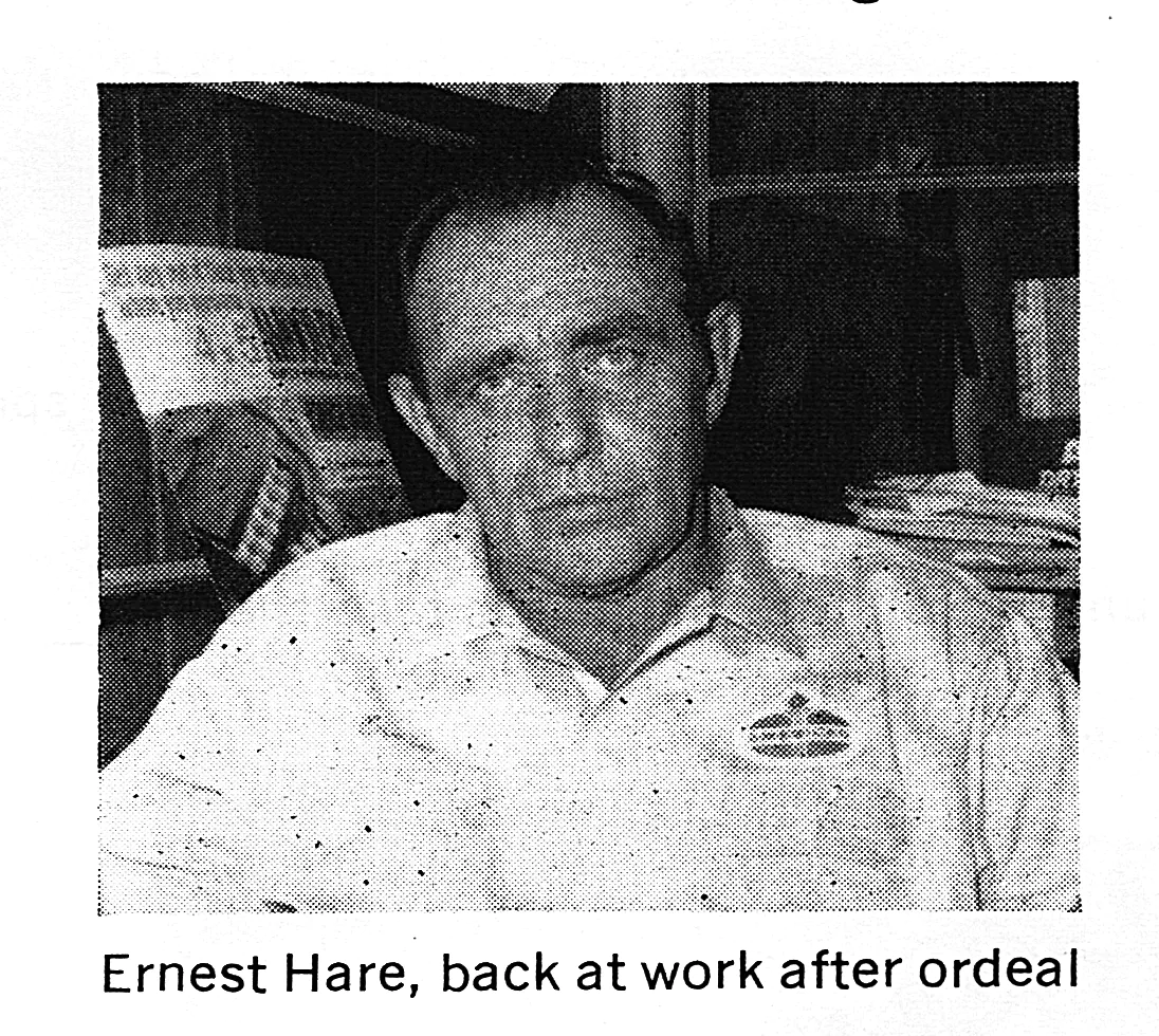 Une photo en noir et blanc d'Ernest Hare, perdu dans les eaux libres du golfe.
