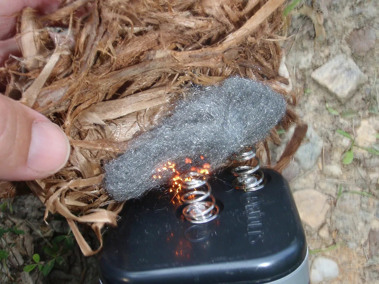 Utiliser de la laine d'acier avec une batterie pour allumer un feu.
