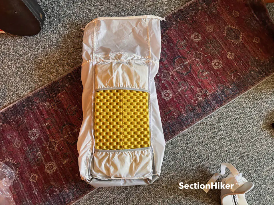 Insérez un coussin en mousse pour ajouter de la structure au sac à dos