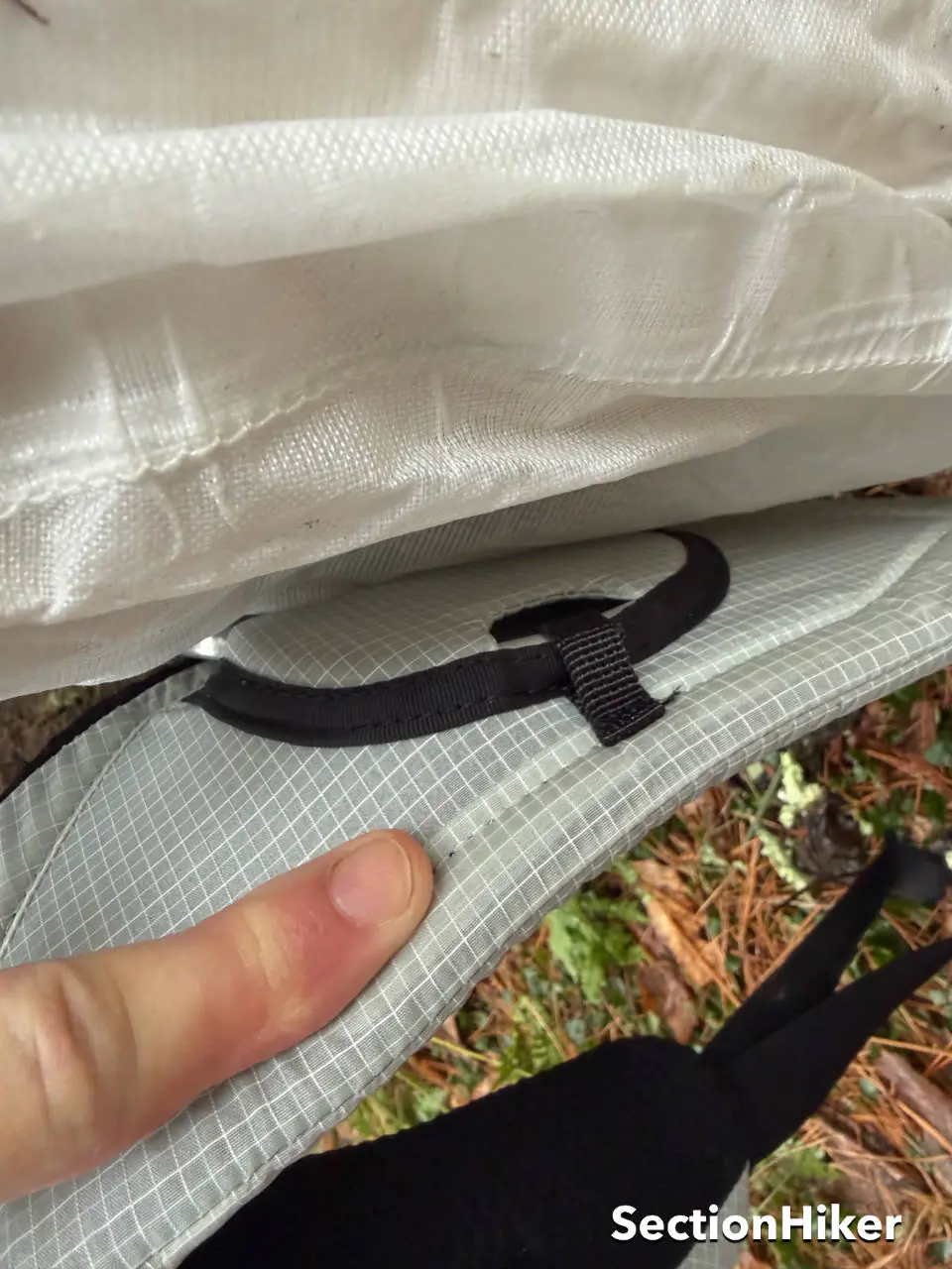 Le bas des baleines se termine par cette poche incurvée à l'arrière de la ceinture ventrale qui permet à la ceinture ventrale de pivoter.