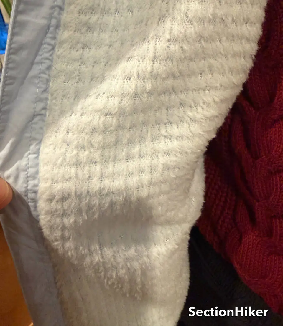 L'intérieur de la veste est isolé avec Polartec Alpha Direct qui dépasse largement son poids en termes de chaleur. et la mèche.