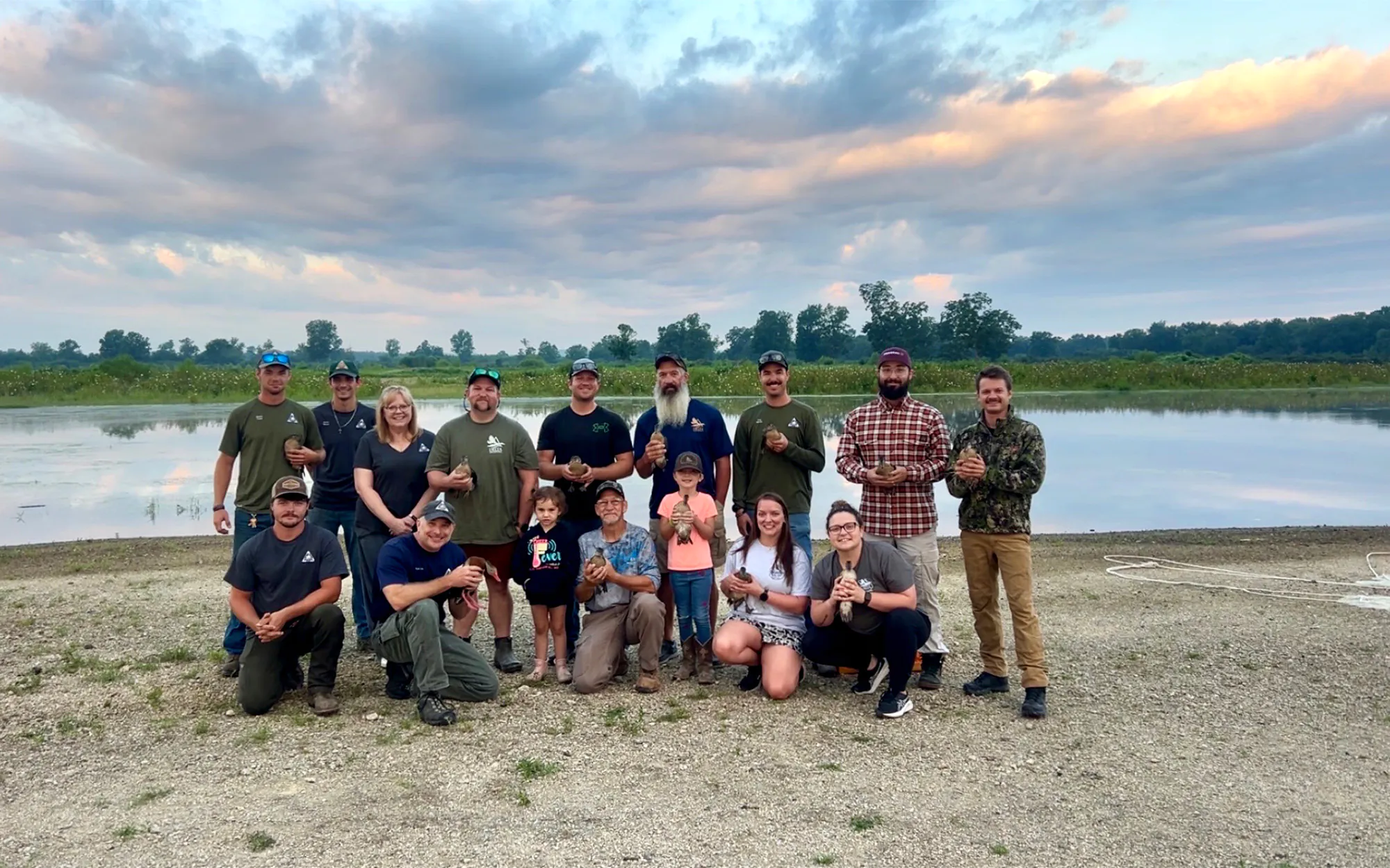 Un groupe de chasseurs de canards participant à un projet de conservation.