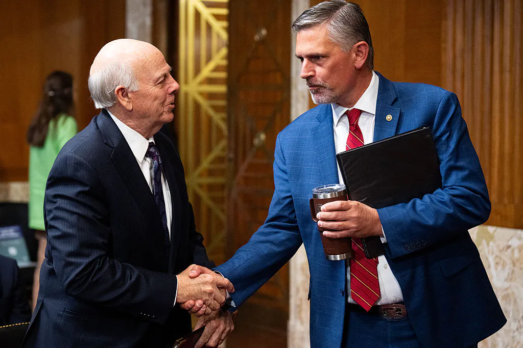 Stevan Pearce, candidat au poste de directeur du Bureau de la gestion des terres, à gauche, s'entretient avec le sénateur Martin Heinrich, DN.M., avant le début de son audition de confirmation à la Commission sénatoriale de l'énergie et des ressources naturelles, le mercredi 25 février 2026.