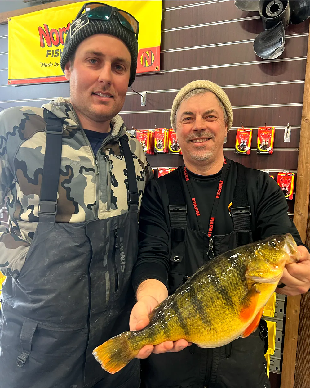 Deux pêcheurs sur glace avec une grosse perchaude.