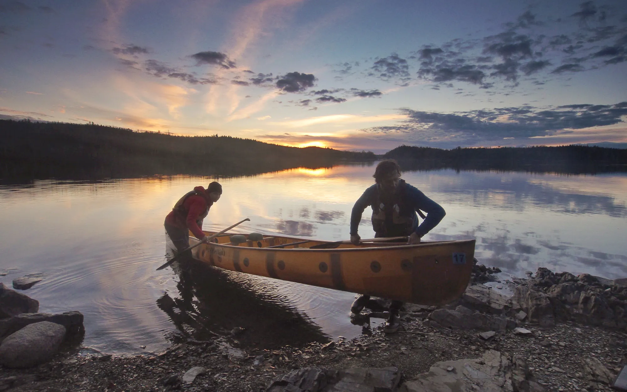 Deux canoéistes dans les eaux limitrophes.