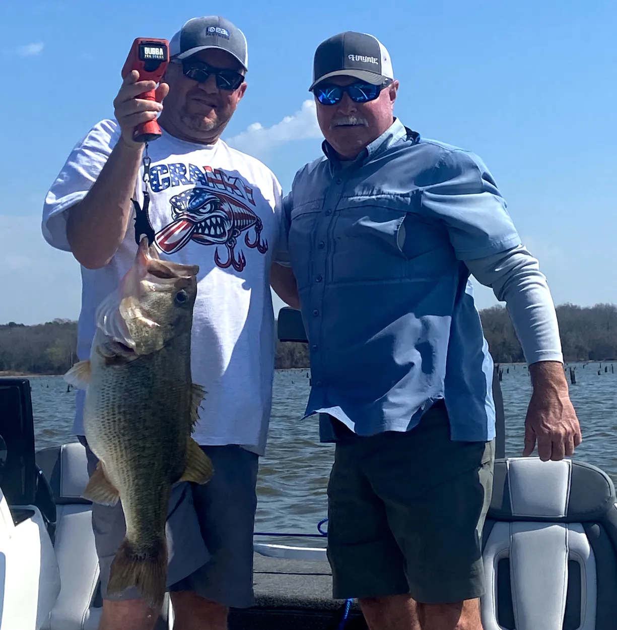 Deux pêcheurs avec un gros bar pêché au Texas.