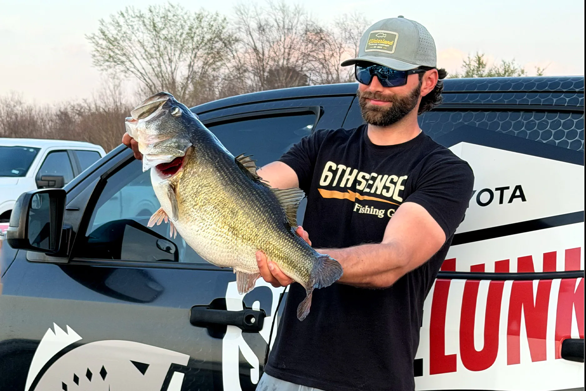 Un pêcheur brandit un ShareLunker Bass au Texas.