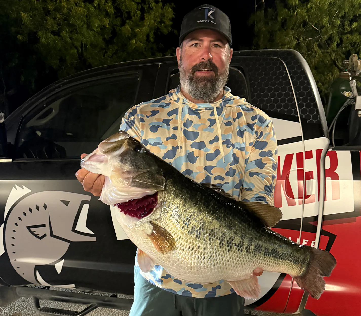 Un pêcheur de bar avec un poisson trophée capturé au Texas.