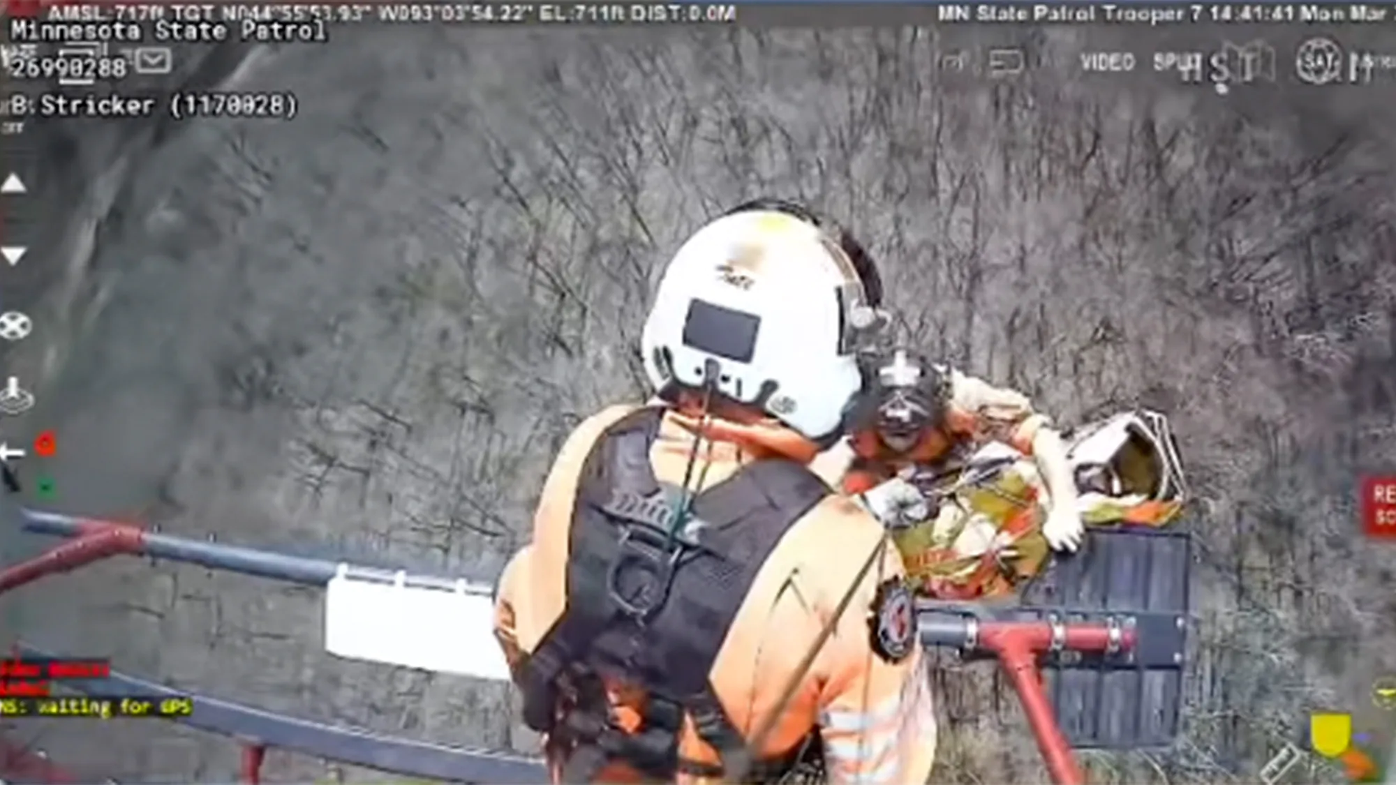 Une équipe de secours hisse un patient dans un hélicoptère,