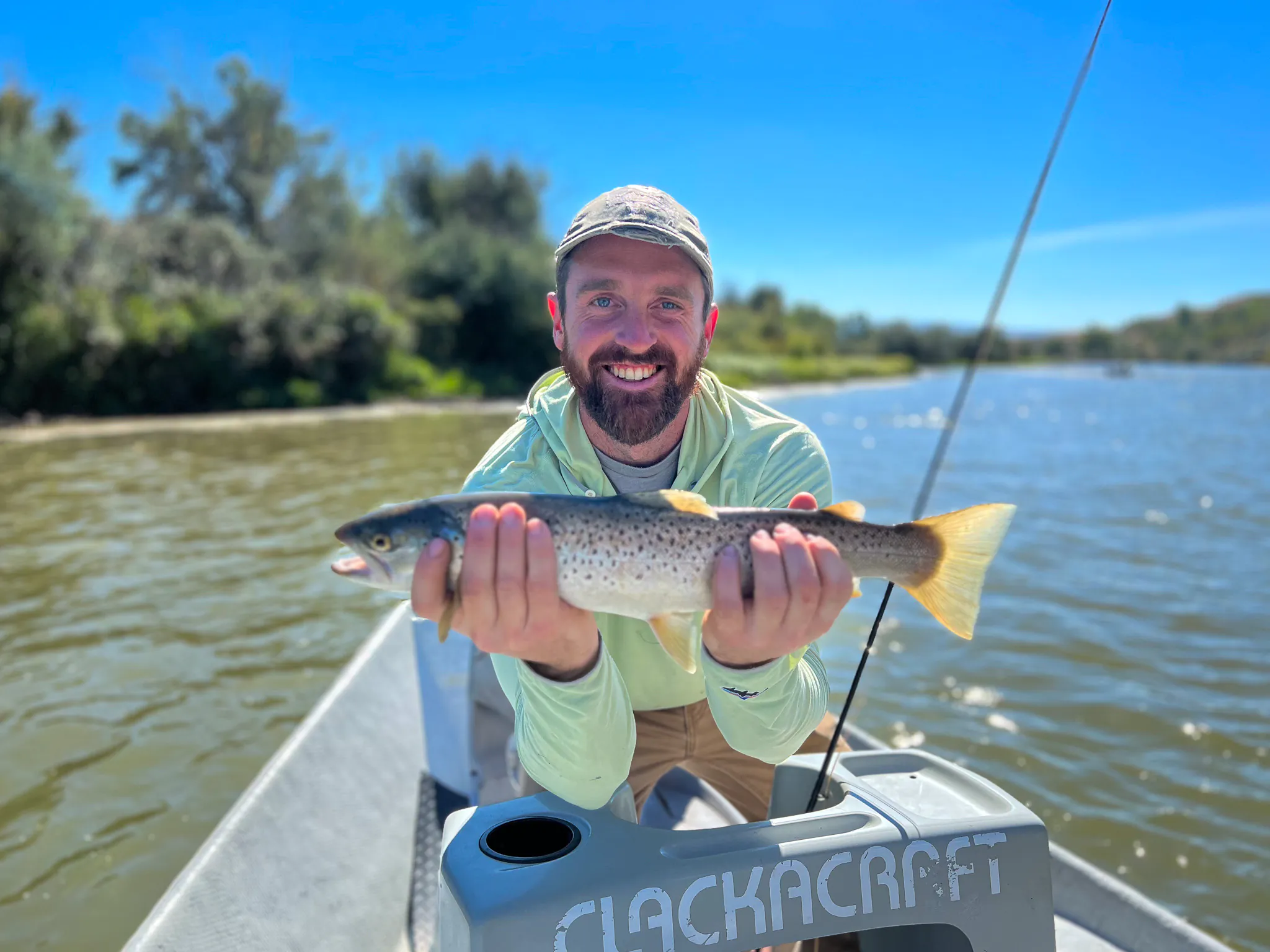 Zach Lentsch brandit une truite dans le Wyoming