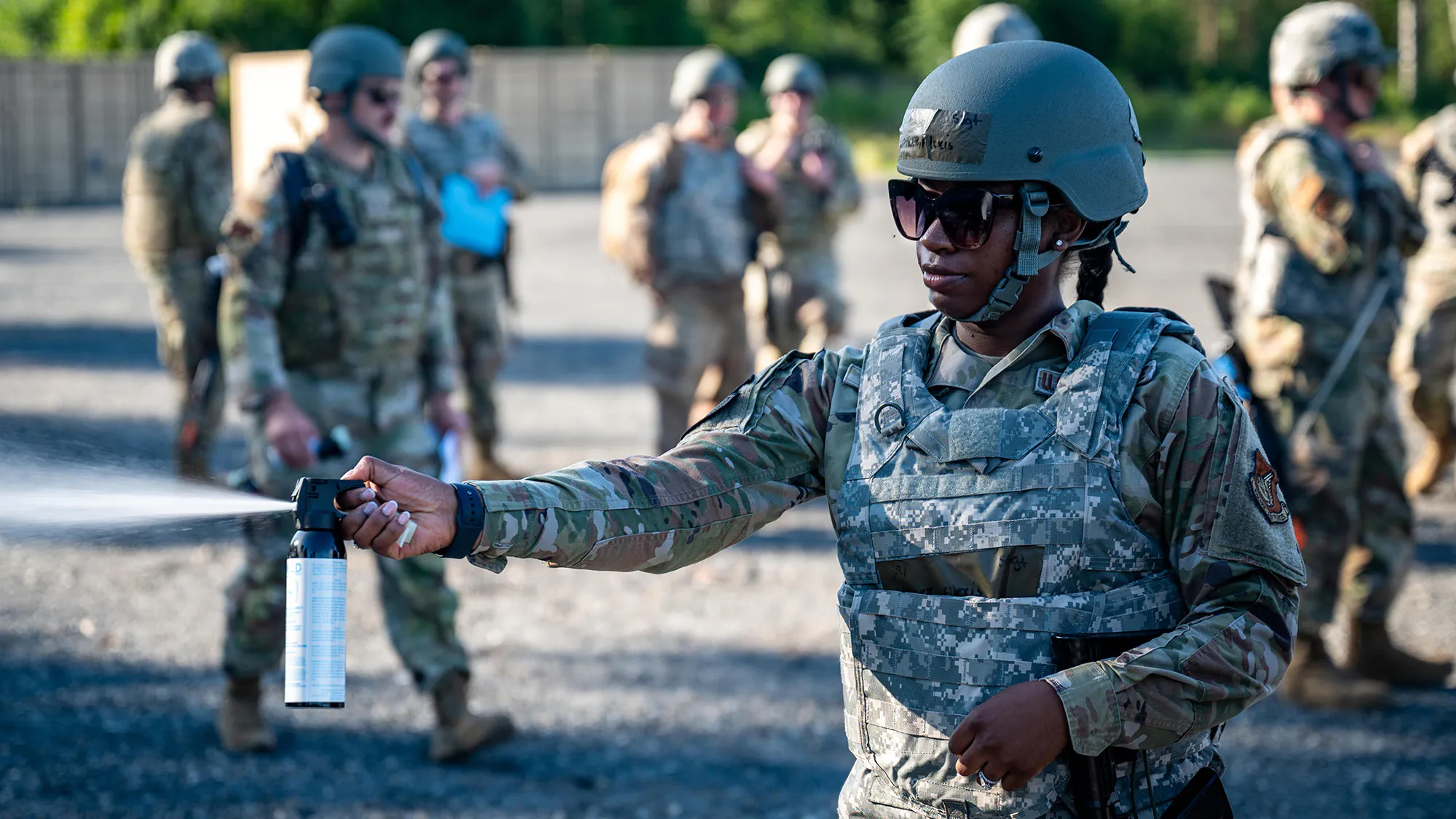 Le sergent d'état-major de l'US Air Force. Alexis Walker, directeur des opérations affecté au 611e Escadron de génie civil, teste un spray anti-ours lors de l'entraînement de la semaine de la Force d'urgence du génie de la base principale (BEEF) à la base interarmées Elmendorf-Richardson, en Alaska, le 23 juillet 2025. Les unités Prime BEEF sont conçues pour réagir rapidement dans le monde entier à l'appui de l'emploi de combat agile afin de fournir une expertise en ingénierie et des services d'urgence. La formation annuelle de la semaine Prime BEEF se concentre sur les compétences requises pour établir, maintenir, protéger et récupérer des bases pour l'emploi d'opérations interarmées et multinationales. (Photo de l'US Air Force par un membre de la 1re classe Hunter Hites)