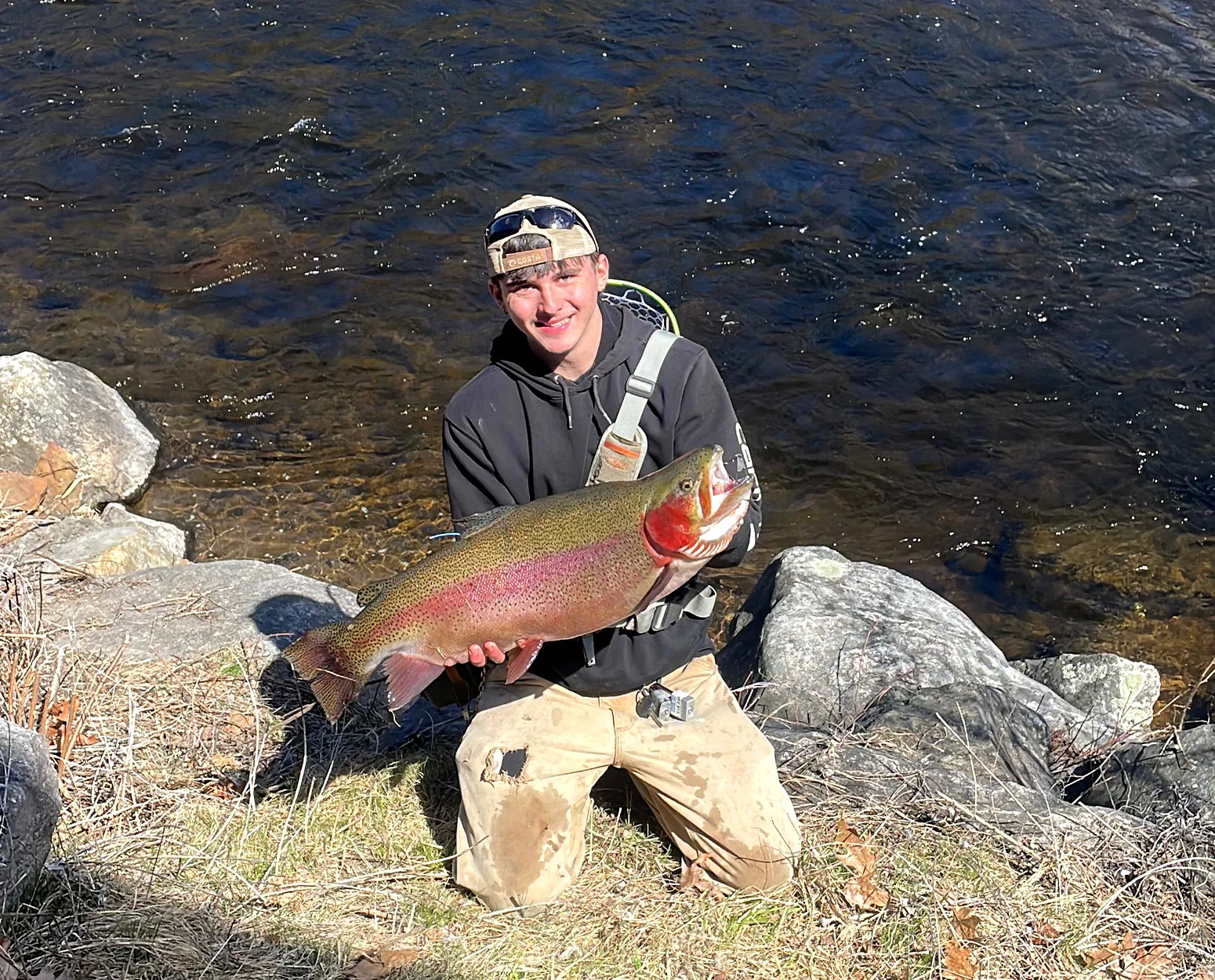 Un pêcheur de truite avec un énorme arc-en-ciel capturé dans le Connecticut.