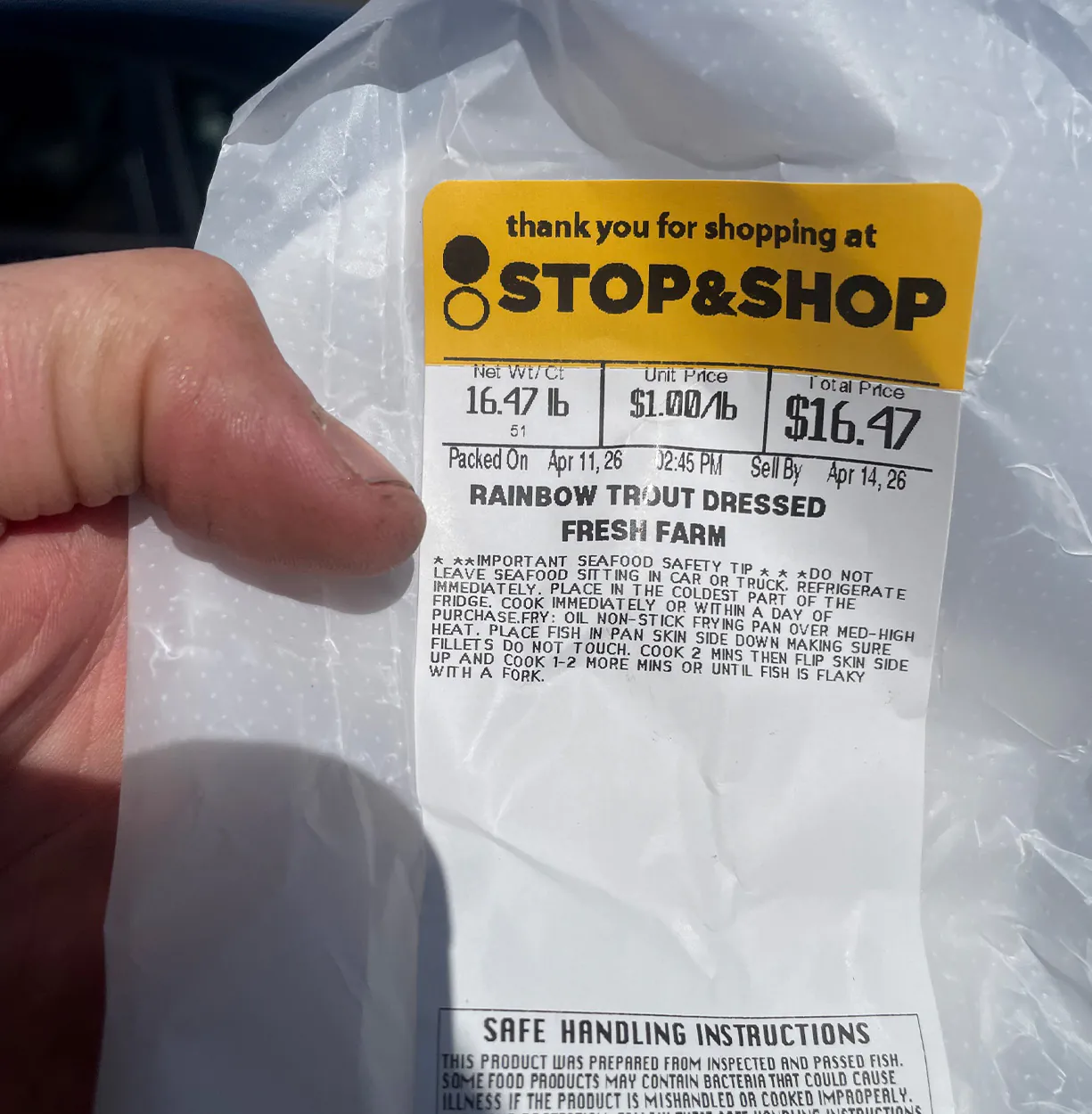 Un sac stop and shop indiquant le poids du poisson.
