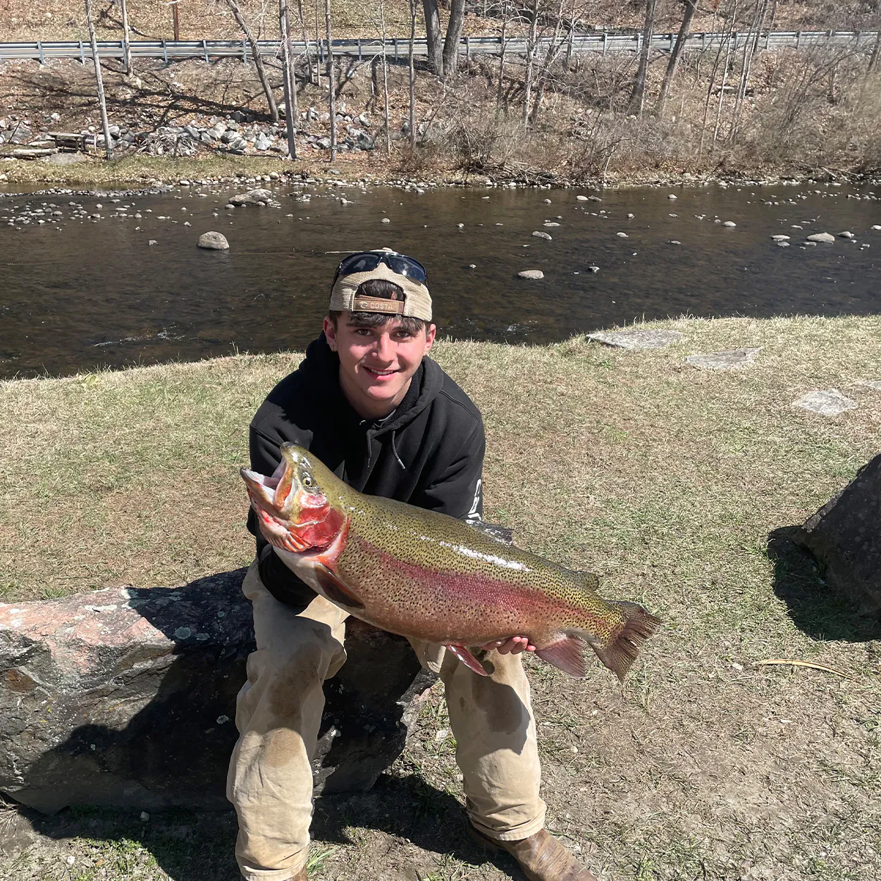 Un pêcheur du Connecticut avec une grosse truite arc-en-ciel.