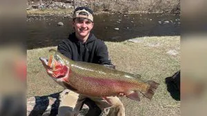 Un pêcheur de Derby attrape un arc-en-ciel record avec une canne vintage et un ver vivant