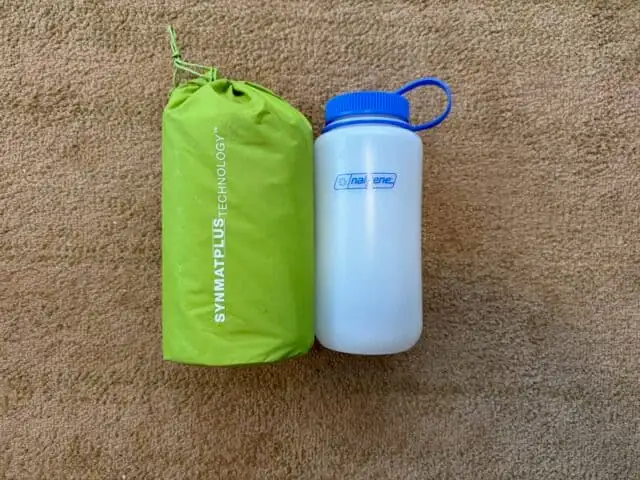 Le tampon, une fois emballé, est légèrement plus grand qu’une bouteille d’eau de 32 oz.