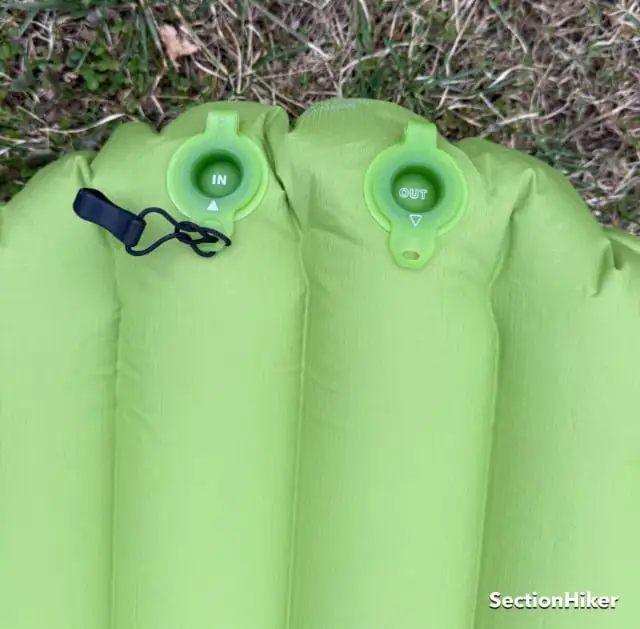 Le coussin est doté de valves plates durables pour le gonflage et le dégonflage.