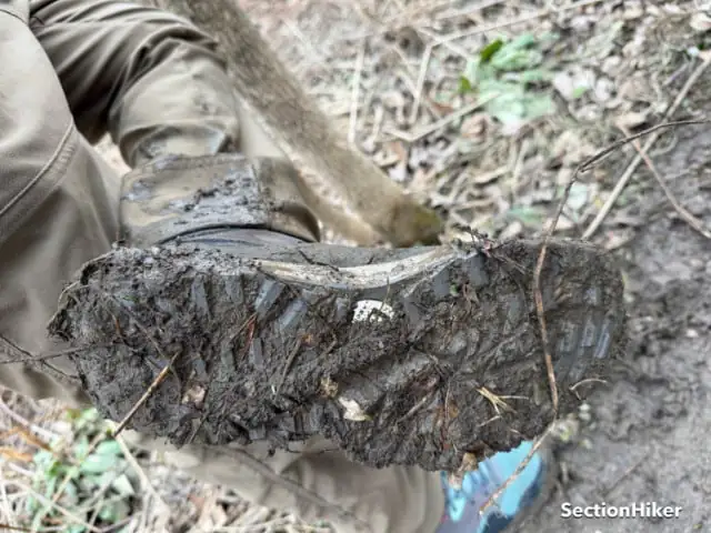 Les randonneurs qui marchent régulièrement dans la boue profonde peuvent préférer les coureurs de trail dotés de crampons plus profonds pour une traction accrue.