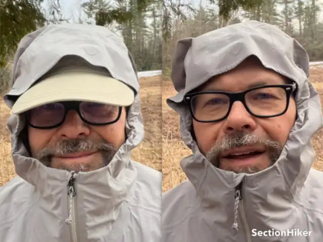 Un randonneur portant un bonnet de pluie contre un autre sans