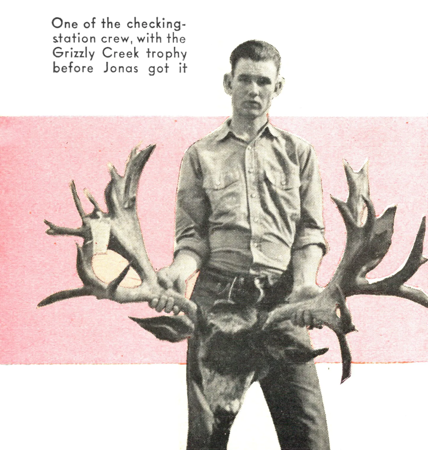 Un homme sur une vieille photo tient une tête de cerf mulet géant.
