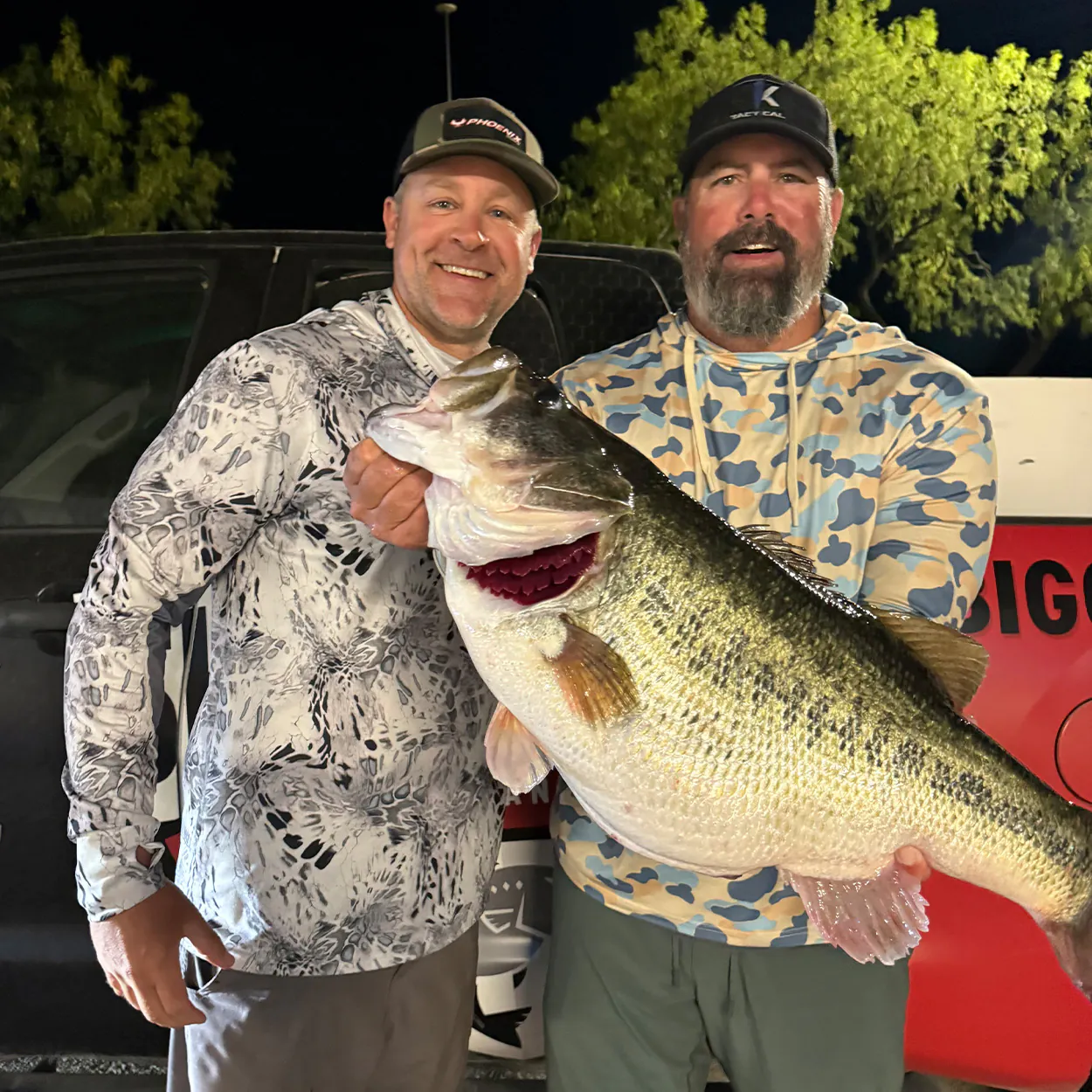 Deux pêcheurs avec un gros bar du Texas.