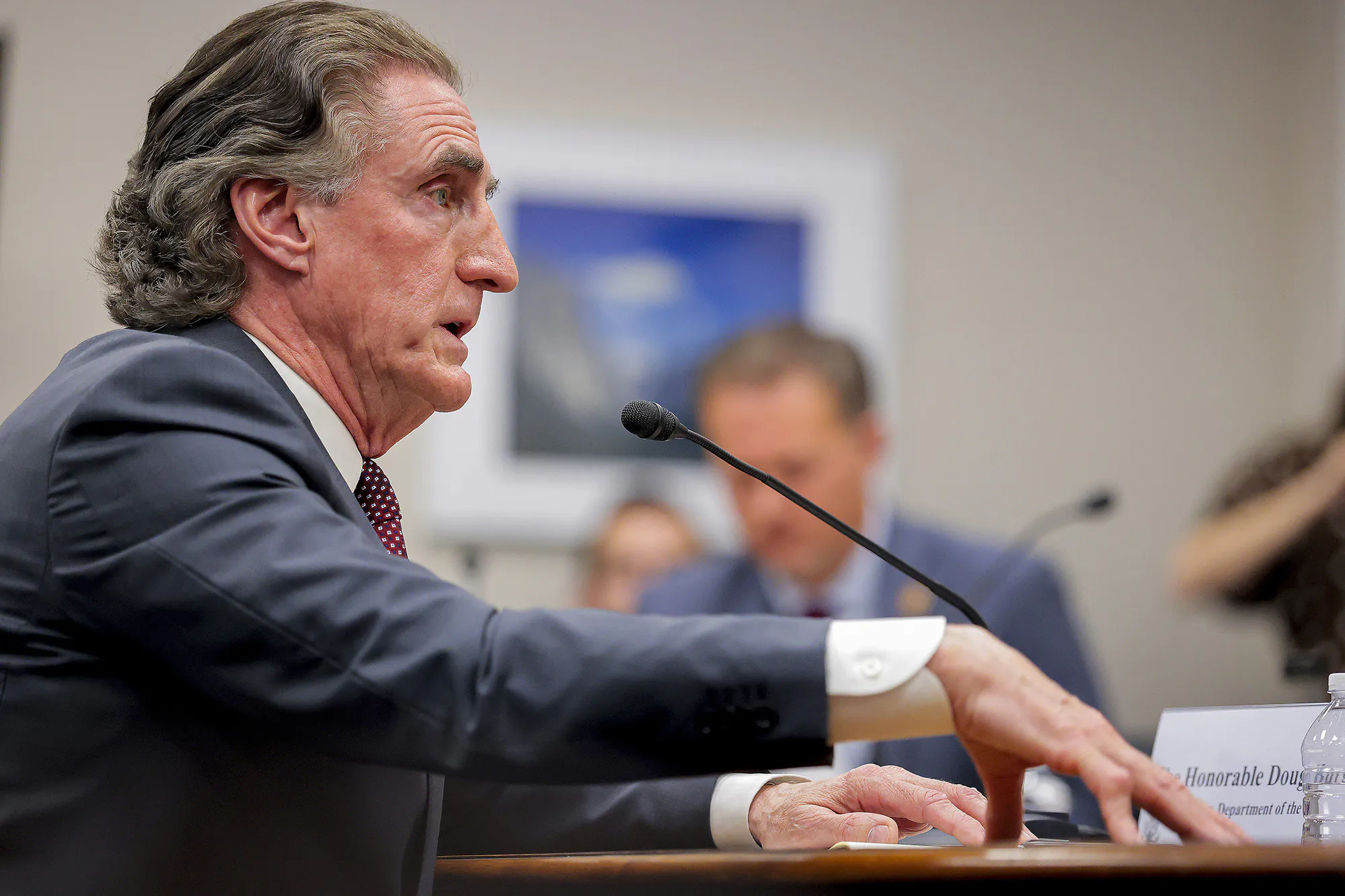 Doug Burgum témoigne à Washington sur les coupes budgétaires.