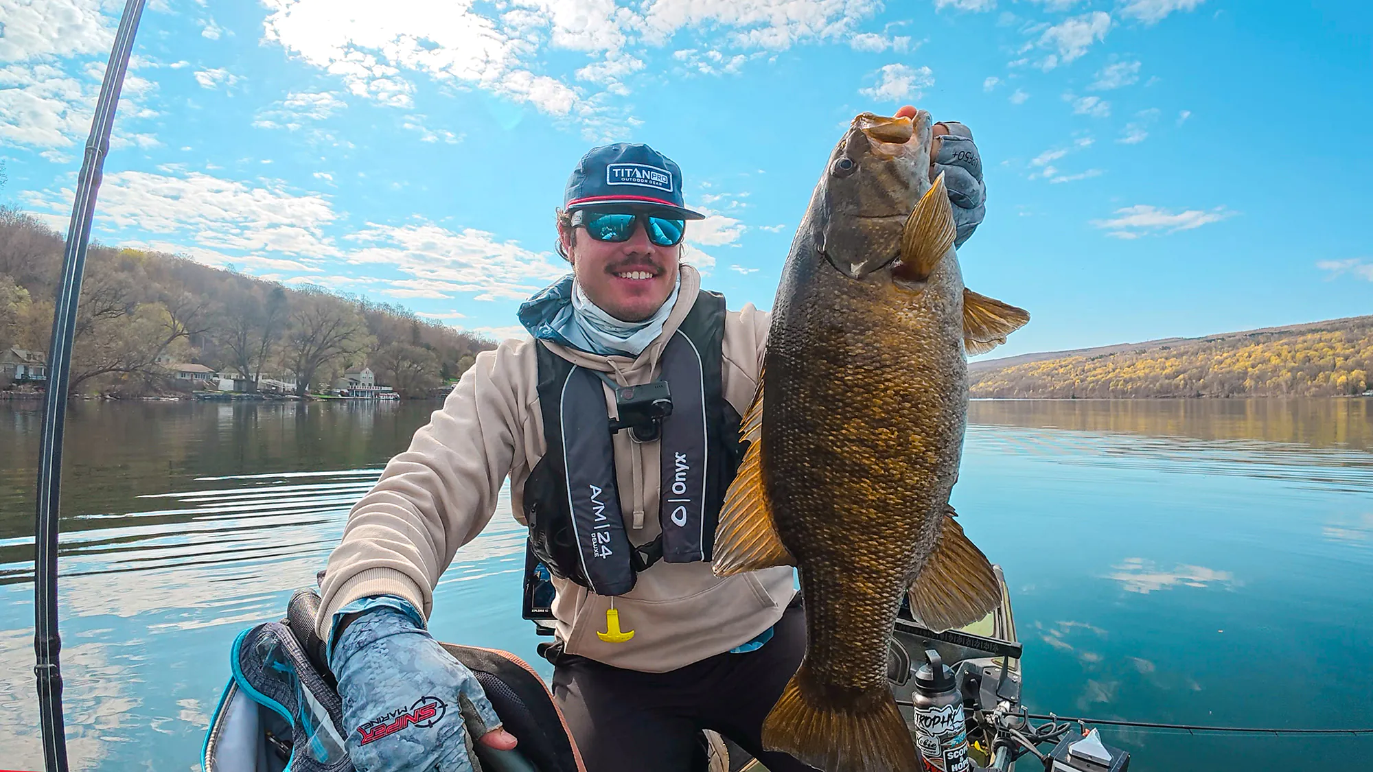 Bailey Eigbrett avec une grande petite bouche capturée dans un kayak