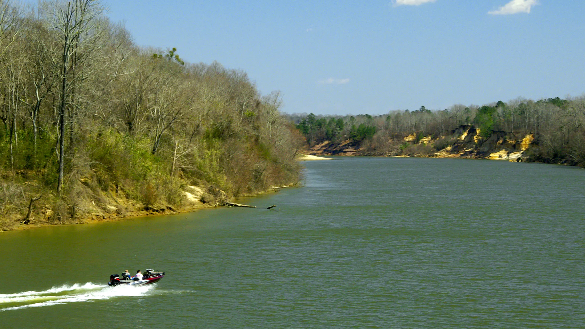 bateau de pêche sur la rivière au début du printemps