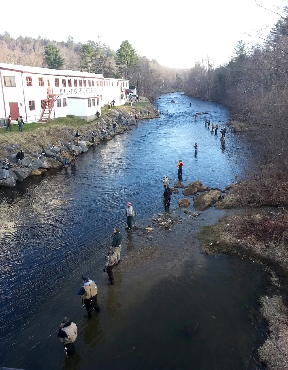 Des pêcheurs pêchant côte à côte sur une rivière du Connecticut.