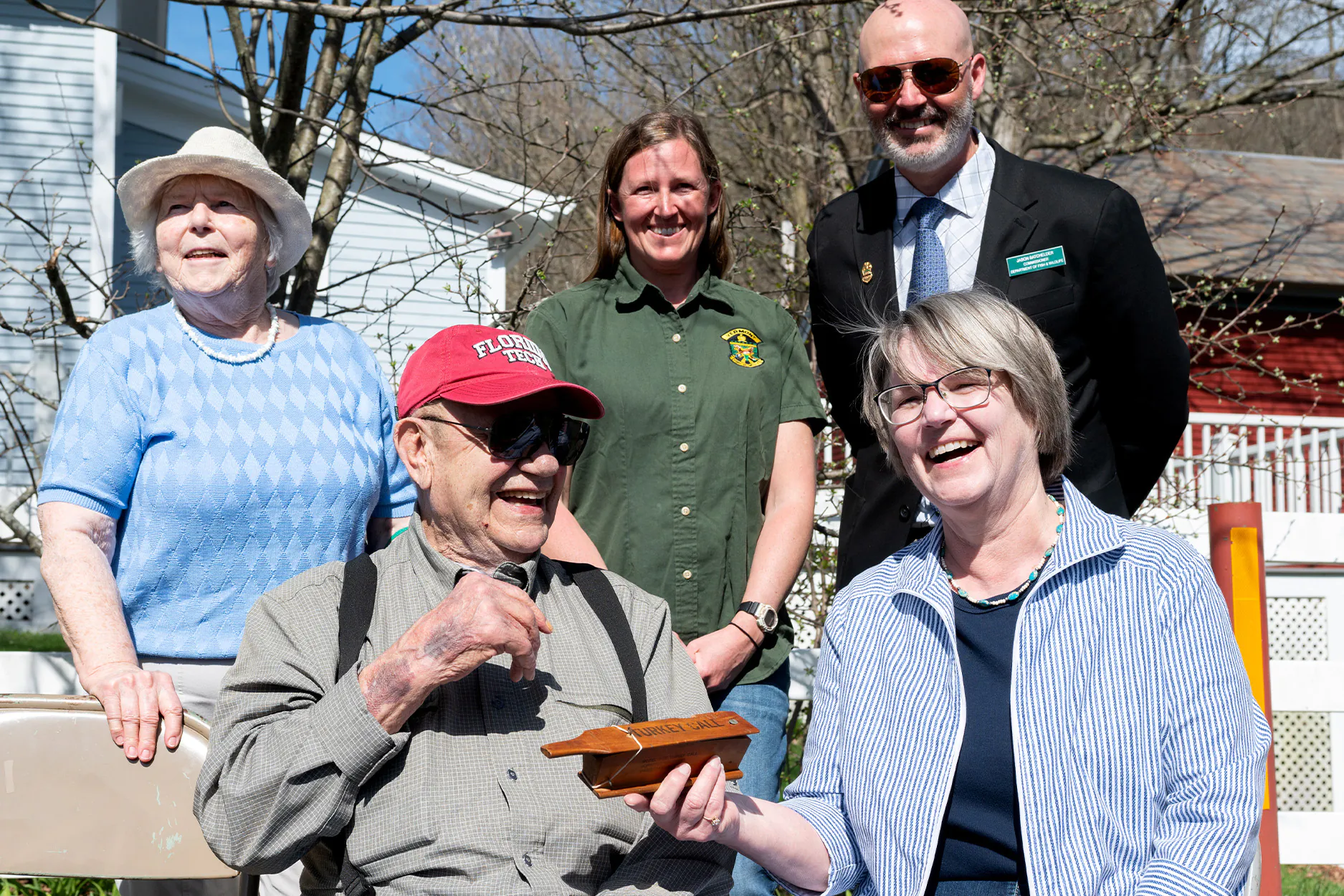Un chasseur de dinde du Vermont remet une vieille boîte d'appel à une société historique locale.