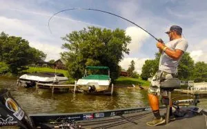 Comment pêcher un quai pour le bar géant et le panfish