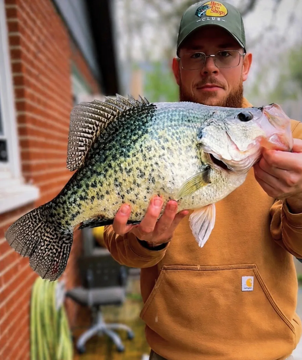 Un pêcheur brandit une grosse marigane de l’Ohio.